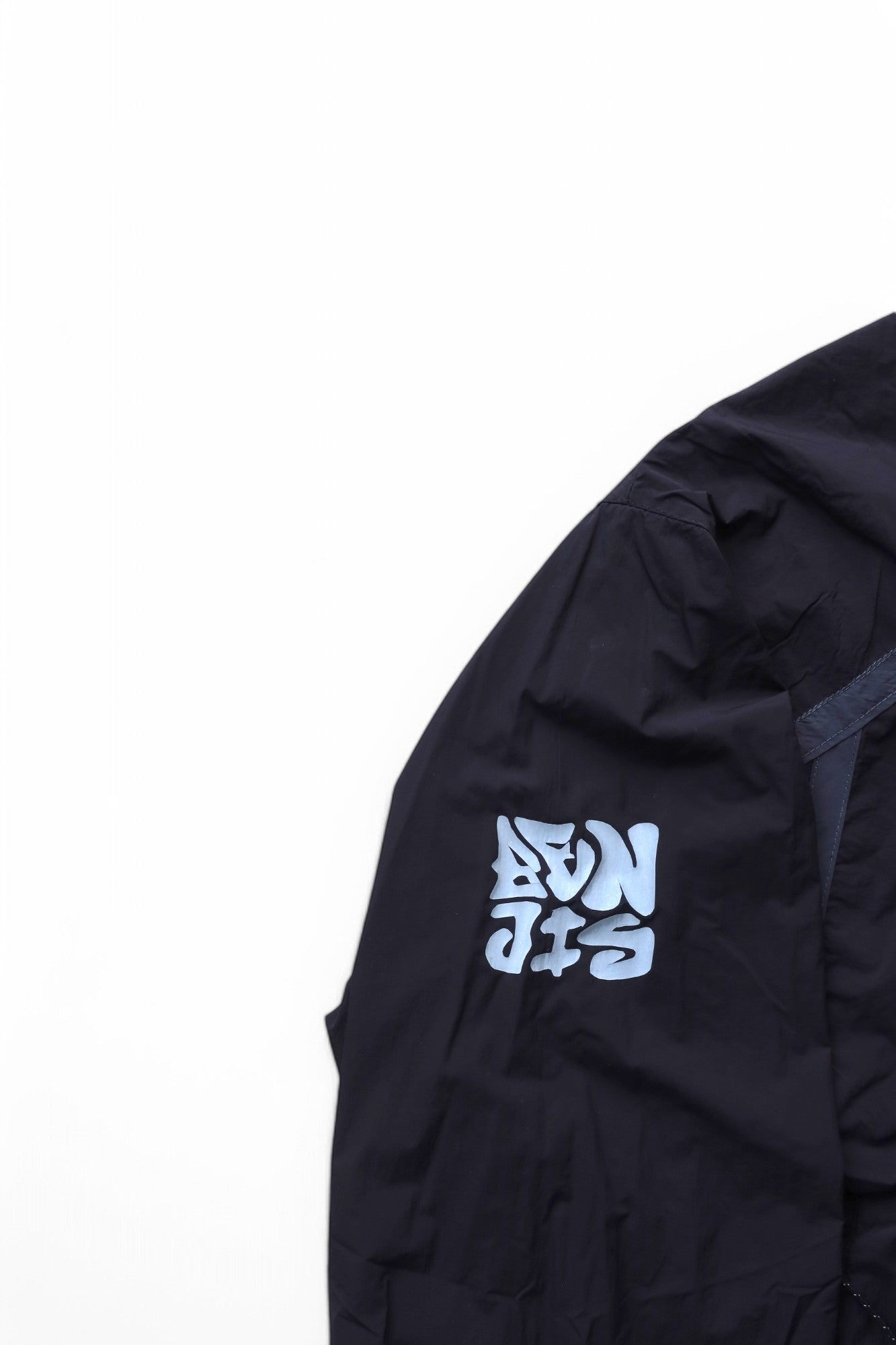 BLACKOUT SHELL [BLACK]